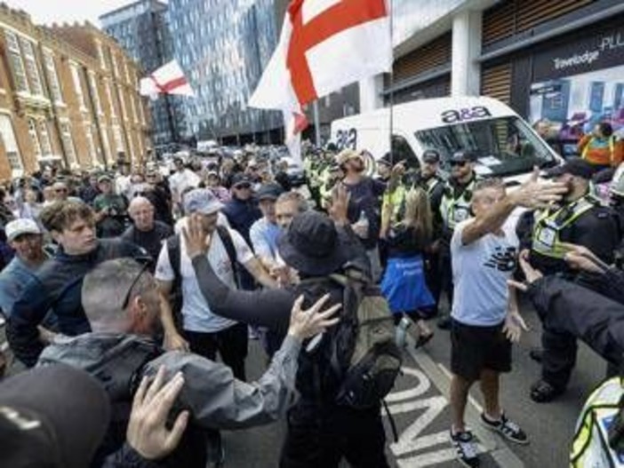 Migranti, nuove manifestazioni a Portsmouth: "L'immigrazione clandestina deve finire"
