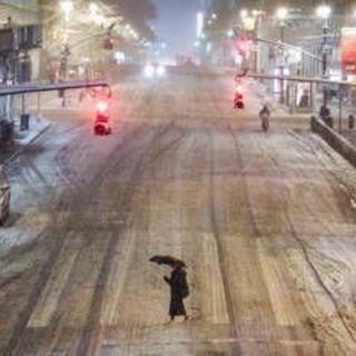 Tempesta di neve negli Usa, 5mila voli cancellati: a New York strade e ponti chiusi Tempesta di neve negli Usa, 5mila voli cancellati: a New York strade e ponti chiusi