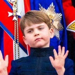 Louis compie 7 anni, sui social il sorriso del principe sdentato