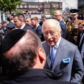 Londra, re Carlo incontra le vittime dell'attacco al quartiere ebraico Golders Green