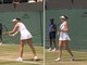 Succede solo a Wimbledon, salta il tappo di champagne e stop al match - Video