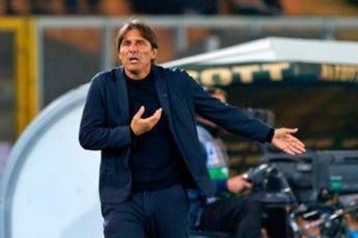 Napoli, Conte attacca l'Inter: "Presidenti vogliono condizionare, non siamo scemi" Napoli, Conte attacca l'Inter: "Presidenti vogliono condizionare, non siamo scemi"