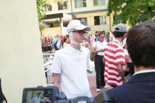 Primo giorno di scuola per i 4 ragazzi del Virgilio di Milano rimasti feriti a Crans Montana: l'applauso e l'abbraccio dei compagni