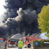 Maxi incendio a Malo, fiamme in una fabbrica di laterizi: "Mantenere chiuse porte e finestre"