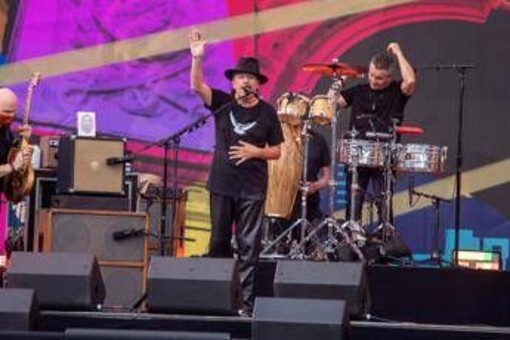 Carlos Santana collassa durante prove per il concerto: ricoverato