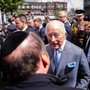 Londra, re Carlo incontra le vittime dell'attacco al quartiere ebraico Golders Green