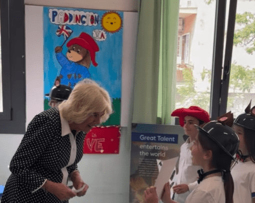 Camilla 'dona' Paddington agli studenti di Roma: chi è l'orsetto amato dai bimbi inglesi