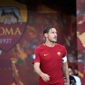 I 50 anni di Francesco Totti: mezzo secolo di classe, lealtà e amore eterno per la Roma I 50 anni di Francesco Totti: mezzo secolo di classe, lealtà e amore eterno per la Roma
