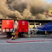 Milano, grosso incendio in un capannone: città 'avvolta' dal fumo Milano, grosso incendio in un capannone: città 'avvolta' dal fumo