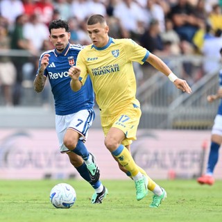 Primo ko per il Como, steso 2-0 dal Frosinone con Calò e Kvernadze