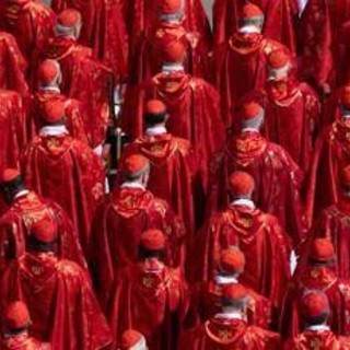 Conclave, cardinali tornano a riunirsi: oggi sarà decisa la data