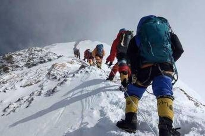 Everest, un morto e oltre 200 alpinisti ancora bloccati da bufera di neve Everest, un morto e oltre 200 alpinisti ancora bloccati da bufera di neve