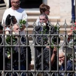 Funerali papa Francesco, il feretro accolto dagli 'ultimi': &quot;Ci ha aperto le porte della Chiesa&quot;