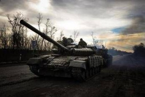 Ucraina, Mosca costringe Kiev a concessioni su tempi e luogo negoziati: l'analisi