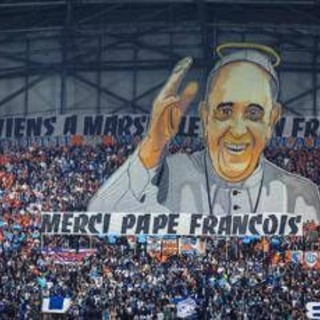 Papa Francesco, l'omaggio del Marsiglia: coreografia da brividi al Velodrome