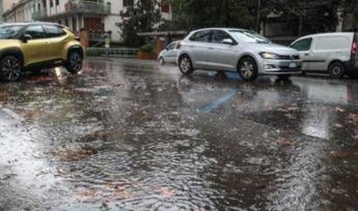 Maltempo in Italia, allerta meteo arancione su Campania e Toscana oggi Maltempo in Italia, allerta meteo arancione su Campania e Toscana oggi