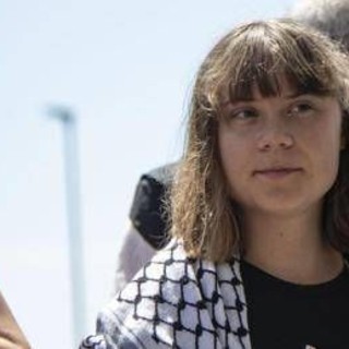 Flotilla, attivisti turchi liberi: &quot;Greta costretta a baciare bandiera Israele&quot;