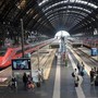 Milano, tentano furto da 1,5 milioni sul treno ma la polizia li blocca. L'attrice Tatiana Luter ringrazia