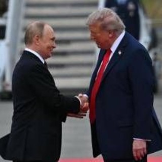 Trump-Putin, la stretta di mano in Alaska