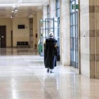Lascia al nipote preferito un'eredità di 800mila euro ma gli altri non ci stanno: "Non vedeva bene, è stata guidata"