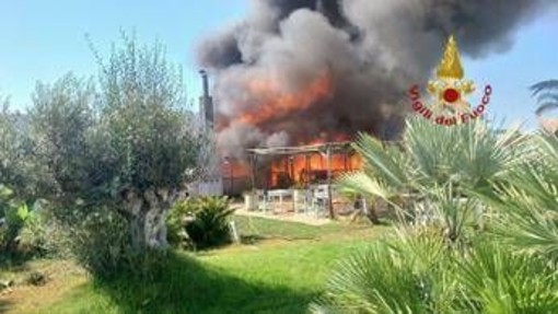 Incendio in uno stabilimento di Maccarese: in fiamme la 'Rambla Beach' Incendio in uno stabilimento di Maccarese: in fiamme la 'Rambla Beach'