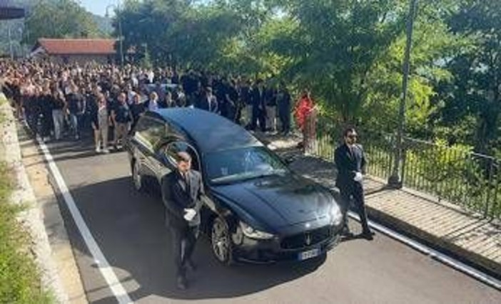 Operaio morto al Colosseo, folla ai funerali di Andrea Moretti: presente anche il ministro Giuli Operaio morto al Colosseo, folla ai funerali di Andrea Moretti: presente anche il ministro Giuli