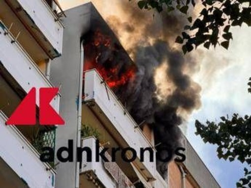 Roma, scoppia un incendio in un palazzo: fiamme e paura in viale Togliatti Roma, scoppia un incendio in un palazzo: fiamme e paura in viale Togliatti