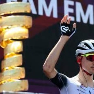 Giro d'Italia, Ayuso si ritira dopo la puntura di un calabrone