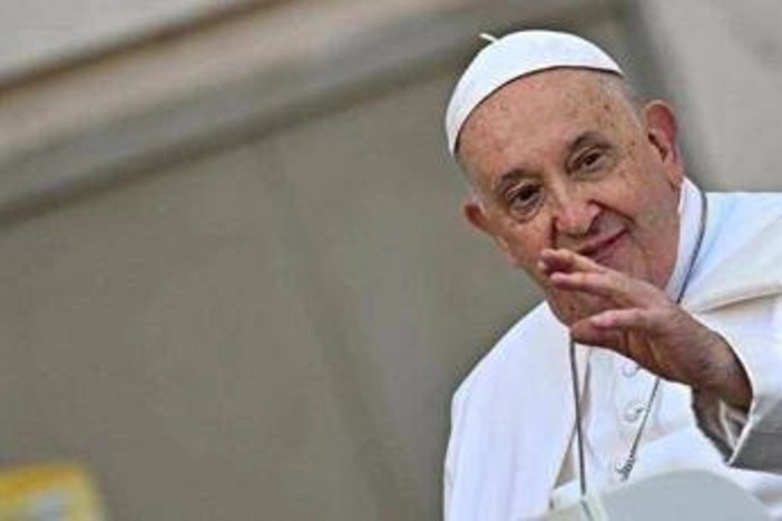 Papa Francesco, Vaticano: &quot;Stazionario, lievi miglioramenti sulla parola&quot;