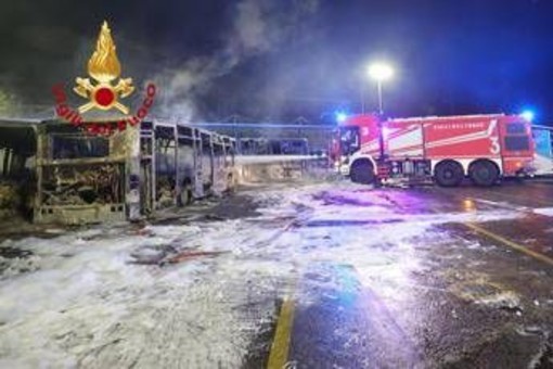Firenze, incendio in deposito Autolinee Toscane: 12 bus distrutti e 7 danneggiati Firenze, incendio in deposito Autolinee Toscane: 12 bus distrutti e 7 danneggiati