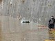 Roma, auto sulla banchina del Tevere viene sommersa dall'acqua Roma, auto sulla banchina del Tevere viene sommersa dall'acqua