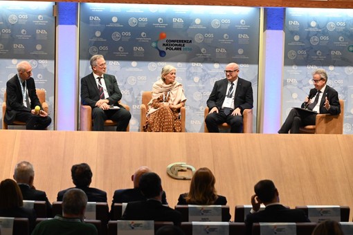 Artico, Antartide e Himalaya, verso il White Paper della ricerca polare Artico, Antartide e Himalaya, verso il White Paper della ricerca polare