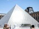 Louvre, appendono due quadri nella sala della Gioconda. Arrestati due tedeschi: "Stavamo scherzando"