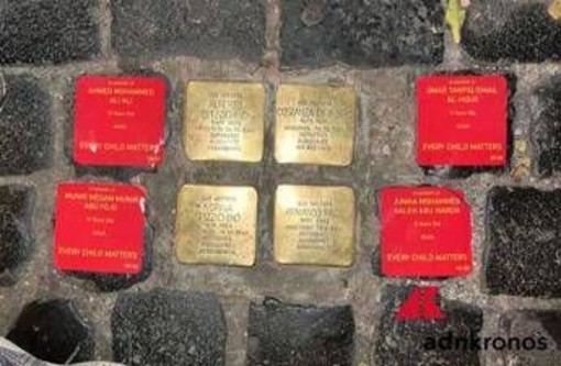 Roma, adesivi rossi con i nomi dei morti di Gaza accanto alle pietre d'inciampo Roma, adesivi rossi con i nomi dei morti di Gaza accanto alle pietre d'inciampo