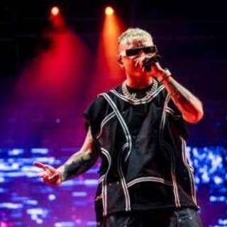 Lazza e il figlio Noah, il tenerissimo momento ripreso dalla fidanzata Greta