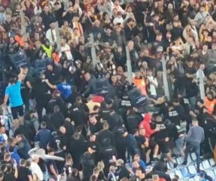 Roma-Slovan Bratislava, scontri tra polizia e tifosi nel settore ospiti