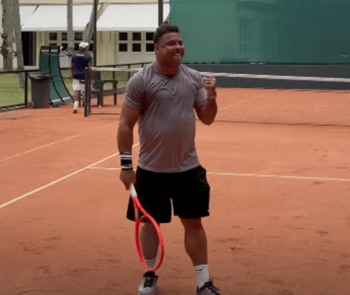 Ronaldo il Fenomeno sorprende anche nel tennis: il video in campo conquista pure Djokovic Ronaldo il Fenomeno sorprende anche nel tennis: il video in campo conquista pure Djokovic
