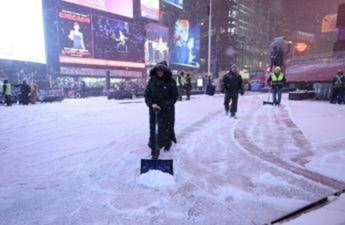 Tempesta di neve a New York, disagi e voli cancellati: il maltempo inguaia i viaggi per le feste Tempesta di neve a New York, disagi e voli cancellati: il maltempo inguaia i viaggi per le feste