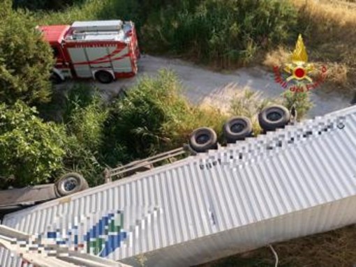 Matera, tir sfonda le barriere e precipita da cavalcavia: morto camionista 50enne Matera, tir sfonda le barriere e precipita da cavalcavia: morto camionista 50enne