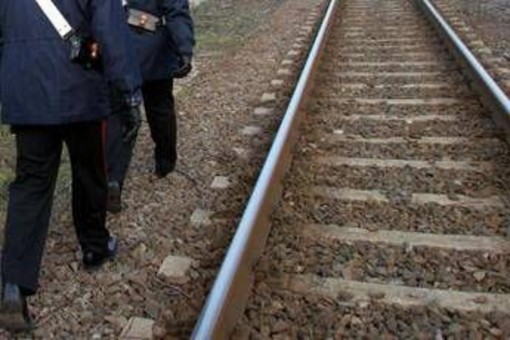Novara, tre giovani investiti dal treno: un morto e due feriti Novara, tre giovani investiti dal treno: un morto e due feriti