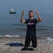 Ceuta, "meglio senzatetto in Spagna che tornare in Marocco": le testimonianze Ceuta, "meglio senzatetto in Spagna che tornare in Marocco": le testimonianze