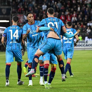 Cagliari-Venezia 3-0, i sardi festeggiano la salvezza