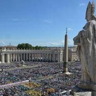 Papa Francesco, folla per la messa in suffragio a San Pietro: &quot;Senso di smarrimento&quot;