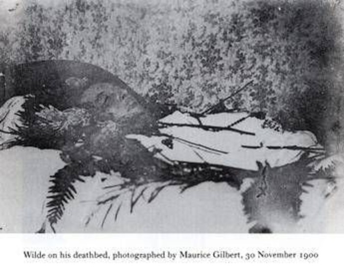 Oscar Wilde e la foto sul letto di morte, record all'asta Oscar Wilde e la foto sul letto di morte, record all'asta