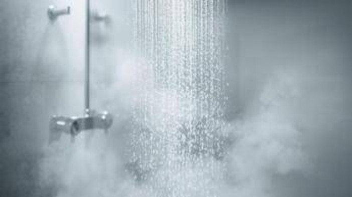 Meno docce dopo i 65 anni, la raccomandazione del dermatologo: ecco il numero perfetto Meno docce dopo i 65 anni, la raccomandazione del dermatologo: ecco il numero perfetto