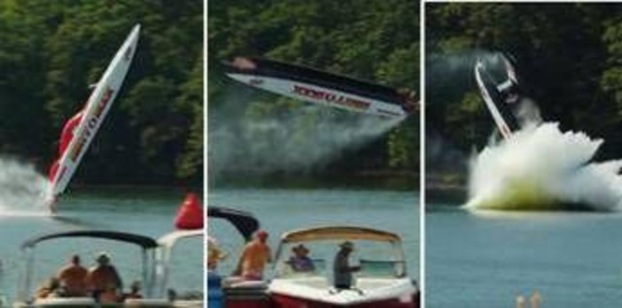 Motoscafo decolla a 320 km orari e si ribalta, l'incidente da brividi Motoscafo decolla a 320 km orari e si ribalta, l'incidente da brividi