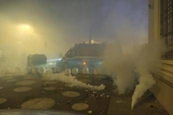 Scontri a corteo per sgombero Askatasuna, chieste 19 misure cautelari: tra i reati contestati anche tentato omicidio