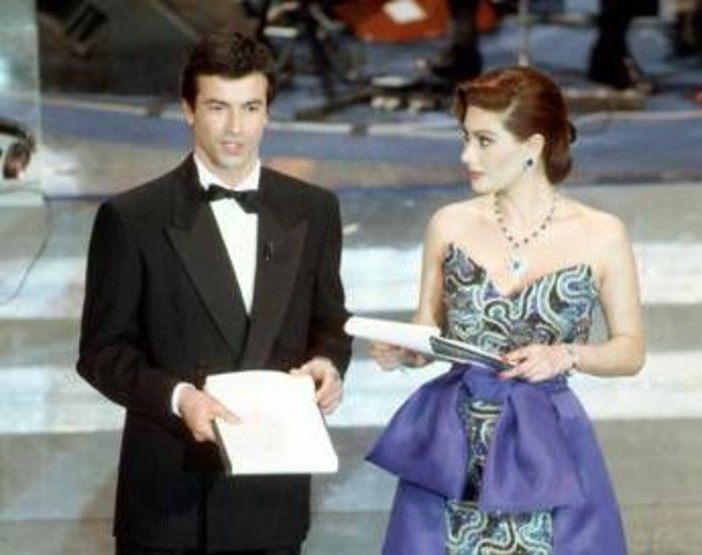 Sanremo e l'attacco all'Iran, quando il festival fa i conti con la guerra: i precedenti Sanremo e l'attacco all'Iran, quando il festival fa i conti con la guerra: i precedenti