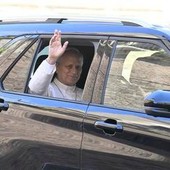 Papa Leone operato, pneumologo: "Se adenocarcinoma è localizzato, intervento può essere risolutivo"