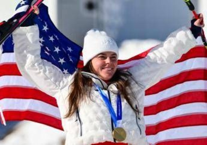 Johnson, capolavoro e disastro: vince l'oro in discesa e rompe la medaglia